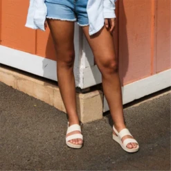 Reef Water Vista — Women's -Outdoor Sports Shop ReefWomensPacificJoyGoldenHourLifestyle1